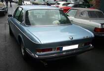 Heckansicht eines fjordblauen BMW E9 2.5CS aus dem Jahr 1974. 10. Saarner Oldtimer Cup am 27.08.2023 in Mülheim an der Ruhr.