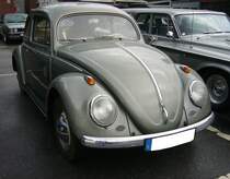 VW Typ 1  Ovali-Käfer  des Modelljahres 1955. Dieser schicke Käfer ist im Farbton jupitergrau lackiert. Der im Heck verbaute, gebläsegekühlte, Vierzylindeboxermotor hat einen Hubraum von 1192 cm³ und leistet 30 PS. Es handelt sich um ein Traditionsfahrzeug eines Mülheimer VAG Händlers. 10. Saarner Oldtimer Cup am 27.08.2023 in Mülheim an der Ruhr.