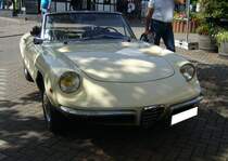 Alfa Romeo Duetto Spider, gebaut von 1966 bis 1969. Werksintern hieß die Baureihe 105/115. Anfangs war der Wagen mit einem 1.6l Vierzylinderreihenmotor ausgerüstet. Ab 1967 wurde die Motorenpalette mit dem 1750 Veloce nach oben und mit dem 1300´er nach unten abgerundet. Hier wurde ein 1300´er abgelichtet. Der Motor leistet 87 PS aus einem Hubraum von 1296 cm³. 10. Saarner Oldtimer Cup am 27.08.2023 in Mülheim an der Ruhr.