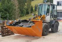 =Liebherr-Radlader 607, gesehen im Bereich der Jennerbahnmittelstation, 09-2022