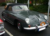 Porsche 356B T5 1600 Cabriolet aus dem Modelljahr 1961. Für ein solches Cabriolet musste der geneigte Käufer damals mindestens DM 14.950,00 anlegen. Der abgelichtete 356´er ist mit dem kleinsten, damals lieferbaren Motor, für dieses Modell ausgerüstet. Der im Heck verbaute, gebläsegekühlte, Vierzylinderboxermotor hat einen Hubraum von 1582 cm³ und leistet 60 PS. 10. Saarner Oldtimer Cup am 27.08.2023 in Mülheim an der Ruhr.