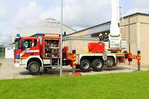 Main Kinzig Kreis Scania P420 mit Bronto Skylift F54 RLX (Florian Main Kinzig 19-38-1) Teleskopgelenkmast am 13.08.23 in Hammersbach bei einer Übung