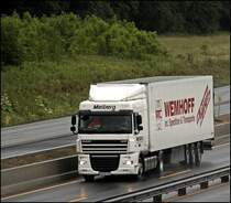 DAF XF105.460SC  SpaceCab  von Meiberg Transporte aus Soest ist mit einem WEMHOFF Khlauflieger unterwegs.
