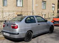 Rückansicht/ Seitenansicht: Seat Cordoba Facelift, als zweitürer Sedan. Foto: 03.2022.