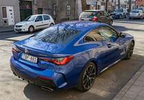Rückansicht: blauer BMW 4 G22 (2. Generation) Coupé als M440i. Foto: 03.2022.