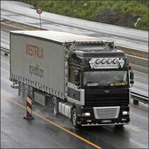 DAF XF95.530(?) von GW Gruber&Woitaske beim Kamenerkreuz in Richtung Osten unterwegs. GW Internationale Transporte aus Vlotho ist seit 2001 als eigenstndige Spedition unterwegs. Mit 7 Zugmaschinen (Scania Topline) ist die Spedition hauptschlich zwischen Deutschland, BeNeLux, Nordfrankreich und Grobritanien unterwegs.
