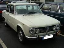 Alfa Romeo Giulia 1.3 Super im Farbton bianco, gebaut in den Jahren von 1964 bis 1971. Um, die im Jahr 1962 vorgestellte Giulia, auch weniger betuchten Kunden zugänglich zu machen (billig war die Giulia ja nie), bot man ab 1964 diese spartanischer ausgestattete Version mit einem 1.3l Motor an. Der Vierzylinderreihenmotor mit Doppelnockenwellen hat einen Hubraum von 1290 cm³ und leistet zwischen 85 PS und 89 PS. 10. Saarner Oldtimer Cup am 27.08.2023 in Mülheim an der Ruhr.