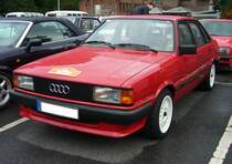 Audi 80 B2 Typ 81 GTE. Im September 1978 erschien der  neue  Audi 80 B2. Die Mechanik stammte vom Vorgänger. Er hatte aber einen längeren Radstand, eine breitere Spur und eine größere Karosserie. Das gezeigte, sportlichere GTE-Modell, wurde nur in den Jahren 1983 und 1984 produziert. Der Vierzylinderreihenmotor hat einen Hubraum von 1781 cm³ und leistet mittels einer mechanischen Einspritzpumpe der Firma Bosch 112 PS. Bei einem Verbrauch von 11 Litern Super auf 100 Kilometer war eine Höchstgeschwindigkeit von 184 km/h erreichbar. 10. Saarner Oldtimer Cup am 27.08.2023 in Mülheim an der Ruhr.