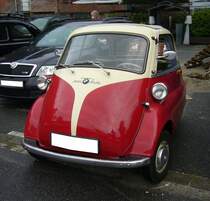 BMW Isetta 250 in der Farbkombination espanolrot/hellbeige, gebaut in den Jahren von 1955 bis 1962. Die Isetta wurde von der italienischen Firma ISO entwickelt. BMW erwarb die Nachbaulizenz und ersetzte den ursprünglich verbauten Zweitaktmotor durch den Motor des Motorrades R25. Hier wurde eine Isetta aus dem letzten Modelljahr 1962 abgelichtet. Der Einzylinderviertaktmotor leistet 12 PS aus einem Hubraum von 245 cm³. 10. Saarner Oldtimer Cup am 27.08.2023 in Mülheim an der Ruhr.