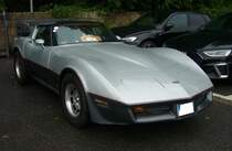 Chevrolete Corvette C3  Silver Anniversary  aus dem Jahr 1982. Das Modelljahr 1982 war das letzte der legendären Corvette C3-Baureihe, die bereits ab 1967 verkauft wurde. Eine Besonderheit zum 25-jährigen Jubiläum der C3-Baureihe war der 15.283 mal verkaufte  Silver Anniversary . Dieses Sondermodell war gegen einen Aufpreis von US$ 399,00 erhältlich. Besonderheit war die zweifarbige, silbern dominierte, Sonderlackierung, die diesem Modell einen Schuss Exklusivität verleiht. Der V8-Motor hat einen Hubraum von 350 cui (5735 cm³) und leistet zwischen 180 PS und 210 PS. 10. Saarner Oldtimer Cup am 27.08.2023 in Mülheim an der Ruhr.