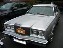 Chrysler Fifth Avenue aus dem Jahr 1987. Als Nachfolger des Chrysler New Yorker erschien im Jahr 1984 als neues Spitzenmodell im Programm von Chrysler die Baureihe  Fifth Avenue . Das Modell war ausschließlich als viertürige Limousine lieferbar. Das Modell war sehr komfortabel ausgestattet. Unter anderem war damals schon eine Klimaanlage serienmäßig im Lieferumfang enthalten. Angetrieben wird das Fahrzeug von einem V8-Motor mit einem Hubraum von 5210 cm³ und einer Leistung von 152 PS. 10. Saarner Oldtimer Cup am 27.08.2023 in Mülheim an der Ruhr.