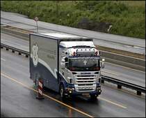 Typisch Niederlnder;-) die wissen wie man sein Fahrzeug auffllig macht:: Scania Highline R500(?) von Jansen Varkenshandel BV. Ausgestattet mit beleuchteten Firmenschild, Zusatzscheinwerfer, orangene Leuchten in V Form, und einem LED-Kreuz.
