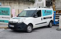 =Opel Combo von HÖLZL-Bau steht im September 2022 auf einer Baustelle in Berchtesgaden