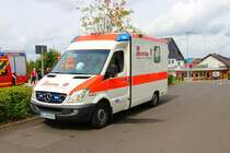 Die Johanniter Mercedes Benz Sprinter RTW am 13.08.23 in Hammersbach bei einer Übung