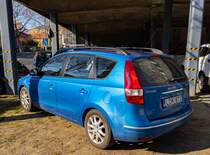 Rückansicht:  Vivid blue  Hyundai i30CW, der ersten Generation. Foto: März, 2023.