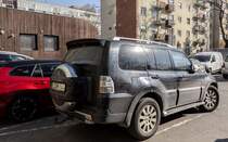 Rückansicht / Seitenansicht: fünftürer Mitsubishi Pajero Mk4. Foto: März, 2023.