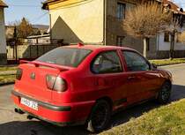 Rückansicht / Seitenansicht: Seat Cordoba zweitürer Limousine. Foto: März, 2023.