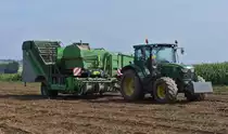 John Deere 6125R mit einer modernen Kartoffelrodemaschine beim Gromperefest in Binsfeld (L). 03.09.2023