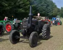 Lanz Bulldog sucht nach der Rundfahrt nach einem Stellplatz auf dem Feld neben dem Gromperefest in Binsfeld (L) bereit. 03.09.2023