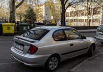 Rückansicht / Seitenansicht: Hyundai Accent Mk2 dreitürer Schrägheck. Foto: April, 2022.