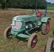 Güldner 16 Ps, steht mit einem Kartoffelroder beim Gromperefest in Binsfeld (L)bereit. 03.09.2023