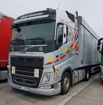 =Volvo-Sattelzugmaschine aus Slowenien, gesehen an der A 8 im September 2022