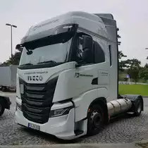 =Iveco-Sattelzugmaschine von PENZKOFER-Transport, gesehen an der A 8 im September 2022