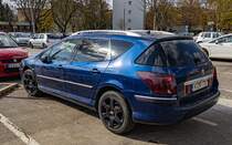 Rückansicht / Seitenansicht: Peugeot 407 SW in Aegean Blue. Foto: März, 2022.