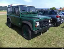 Grüner Land Rover Defender in Kappelen/BE am 13.08.2023