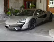 Ein MCLaren Sportwagen vor einem Nobelhotel in Bern am 03.09.2023