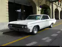 Ein Oldtimer Oldsmobile Super 88 vor einem Nobelhotel in Bern am 03.09.2023