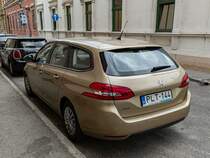 Rückansicht: Peugeot 308 SW Mk2 in der Farbe Beige Pyrite. Foto: 04.2022.