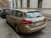 Rückansicht: Peugeot 308 SW Mk2 in der Farbe Beige Pyrite. Foto: 04.2022.