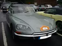 Citroen DS20 aus dem Jahr 1969. Die DS-Baureihe wurde auf dem Pariser Salon des Jahres 1955 vorgestellt und war dort der absolute Publikumsmagnet. Von 1955 bis 1968 nannte sich das Modell DS19. Nach den Werksferien 1968 wurde aus der DS19 die DS20. Angetrieben wird das Auto mit der legendären, hydropneumatischen Federung von einem Vierzylinderreihenmotor mit einem Hubraum von 1985 cm³ und einer Leistung von 99 PS. Die Höchstgeschwindigkeit gab Citroen mit 169 km/h an. 10. Saarner Oldtimer Cup am 27.08.2023 in Mülheim an der Ruhr.