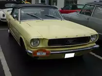 Ford Mustang 1 Convertible aus dem Modelljahr 1966 im Farbton springtime yellow.. Allein im Jahr 1966 verkaufte Ford 607.568 Mustang Fahrzeuge. Der Kunde konnte in diesem Modelljahr zwischen 23 verschiedenen Lackierungen wählen. Dieser Mustang Convertible hat einen V8-Motor mit einem Hubraum von 289 cui (4735 cm³) und leistet 210 PS. 10. Saarner Oldtimer Cup am 27.08.2023 in Mülheim an der Ruhr.