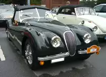 Jaguar XK 120 Roadster gebaut von 1948 bis 1954 in Englands  Autohauptstadt  Coventry. Der XK 120 war der Nachfolger des legendären Jaguar SS 100. Hier wurde ein Roadster des vorletzten Produktionsjahres 1953 abgelichtet. Der Sechszylinderreihenmotor mit einem Hubraum von 3442 cm³ leistet 160 PS. 10. Saarner Oldtimer Cup am 27.08.2023 in Mülheim an der Ruhr.
