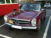 Mercedes Benz W113 230SL, gebaut von 1963 bis 1971 im Farbton dunkelrot. Die, als  Pagoden-Mercedes  bekannte, Baureihe kam im Jahr 1963 auf den Markt. Der 230SL war in dieser Baureihe das Modell mit der schwächsten Motorisierung und stand von 1963 bis 1967 im Verkaufsprospekt der Untertürkheimer. Der Sechszylinderreihenmotor hat einen Hubraum von 2291 cm³ und leistet 150 PS. 10. Saarner Oldtimer Cup am 27.08.2023 in Mülheim an der Ruhr.