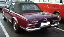 Heckansicht eines Mercedes Benz W113 230SL. 10. Saarner Oldtimer Cup am 27.08.2023 in Mülheim an der Ruhr.