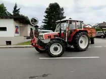 STEYR-8075 (Leistung:64PS; Hubraum:3456ccm; Produktionszeitraum 1983-88) gibt mächtig Gas um schnell in die Hauptstraße einzubiegen; 230725