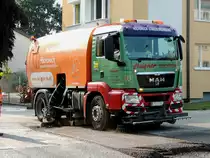 MAN TGS18.360 bürstet u. saugt Asphaltfrässtaub förmlich in den Aufbau hinein; 230711