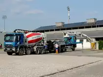 ACTROS-4143 übergibt die gemischte Baumasse direkt in den Betonpumpenwagen; 230711