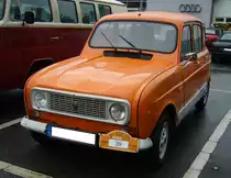 Renault R4 GTL, wie er ab dem Jahr 1978 produziert wurde. Dieses ist am Kühlergrill mit der Plastikeinfassung erkennbar. Vorgestellt wurde der, meist nur kurz R4 genannte, Kleinwagen bereits im Jahr 1961. Die Motorisierung in diesem Modell aus dem Jahr 1984 erfolgt durch einen Vierzylinderreihenmotor mit einem Hubraum von 1108 cm³ und einer Leistung von 34 PS. 10. Saarner Oldtimer Cup am 27.08.2023 in Mülheim an der Ruhr.