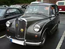 Der Triumph 1200 mit der Verkaufsbezeichnung  Mayflower  wurde 1949 vorgestellt und war bis 1953 im Verkaufsprogramm. Im Grunde wirkt der  Mayflower  wie ein Rolls Royce im Kleinformat. Während der fast fünfjährigen Produktionszeit wurden fast 34000 Autos dieses Typs produziert. Ein solches Auto kostete bei seiner Markteinführung in seinem Heimatland 505,00 Pound Sterling. Angetrieben wird der Wagen von einem Vierzylinderreihenmotor mit einem Hubraum von 1247 cm³ und einer Leistung von 38 PS. Die Höchstgeschwindigkeit beträgt 100 km/h. Der gezeigte Wagen wurde 1952 in Norwegen erstmalig zugelassen. 10. Saarner Oldtimer Cup am 27.08.2023 in Mülheim an der Ruhr.