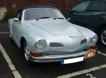 VW Typ 14  Karmann-Ghia Cabriolet  aus dem Modelljahr 1973. Im Modelljahr 1969 erhielt der Typ 14 erstmalig vorne die eckigen Blinker und die größeren Rückleuchten. Der im Heck verbaute, luftgekühlte Vierzylinderboxermotor hat serienmäßig einen Hubraum von 1584 cm³ und leistet 50 PS. Die Höchstgeschwindigkeit wurde bei einem Leergewicht von 870 Kilogramm mit 140 km/h angegeben. 10. Saarner Oldtimer Cup am 27.08.2023 in Mülheim an der Ruhr.