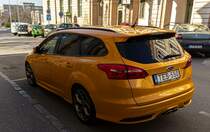 Rückansicht: Ford Focus Turnier ST der dritten generation, aus Deutschland als Gebrauchtwagen importiert. Farbe: Tangerine Scream. Foto: 04.2022.