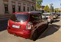 Rückansicht: schön roter Toyota Corolla Verso Mk2, auf Kleintransporter umgebaut. Foto: 04.2022.