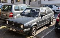 Diesen VW Golf 2 habe ich in April 2022 fotografiert. Solche ältere Golfs als Alltagswagen sind auf heutzugate ganz selten geworden, daher war es eine überraschung mit diesem Stück zu  treffen .