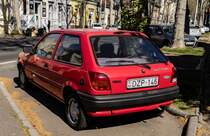 Rückansicht: Ford Fiesta Mk3 Alba, fotografiert in 04.2022. Ford hat von den Fiesta und Escort Modellen eiine sogenannte Alba Sonderausgabe in Ungarn auf den Markt gebracht. Ursache: Ford hatte damals ein Werk in der Stadt Székesfehérvár (Alba Regia auf lateinisch!).