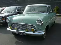 Ford Consul Mark2 deLuxe 204E Saloon. Auf dem Genfer Salon des Jahres 1956 wurde neben dem Zephyr und Zodiac auch der neue Consul (MK2) vorgestellt. Sie waren länger und geräumiger geworden. Der Vierzylinderreihenmotor leistete nun aus einem Hubraum von 1703 cm³ genau 60 PS. 9. Ford-Classic-Event an Mo´s Bikertreff in Krefeld am 03.09.2023.