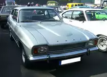 Ford Capri I, gebaut in den Jahren von 1969 bis 1973. Der Capri wurde im Januar 1969 vorgestellt. Er war eine Gemeinschaftsentwicklung von Ford Deutschland und Ford Great Britain. Bei seiner Markteinführung waren drei V4-Motoren mit 1.3l, 1.5l und 1.7l und zwei V6-Motoren mit 2.0l und 2.3l Hubraum lieferbar. Ab 1972 ergänzte der gezeigte 2600GT die Motorenpalette nach oben. Der V6-Motor hat einen Hubraum von 2550 cm³ und leistet 125 PS. Die Höchstgeschwindigkeit dieses  Familien-Sportwagens  wurde mit 190 km/h angegeben. 9. Ford-Classic-Event an Mo´s Bikertreff in Krefeld am 03.09.2023.